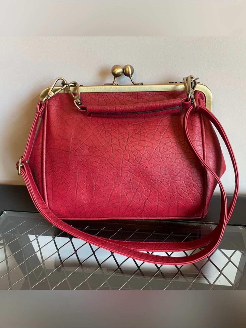 Vintage-Inspired Red Shoulder Bag with Kiss-Lock Closure